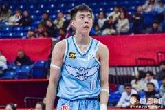 医生从手肘部取骨植入段昂君手腕舟骨骨折部位