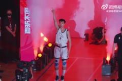 未来男篮希望？中国小将淡厚然在NCAA对位准状元弗拉格！