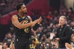 米切尔带伤出战37分钟狂砍35分9板4断止步半决赛