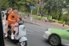 杨明洋成都街头骑电动车载妻女未戴头盔引热议