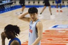 杨瀚森被误换下后小杨回归赛场，教练发现换错人