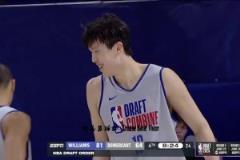 霸气！杨瀚森篮下吃饼劈扣2+1微微一笑击掌赢得队友信任！
