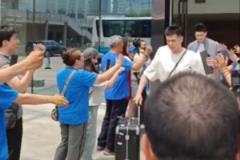 背水一战！北京男篮赴杭出征 球迷送行助威加油