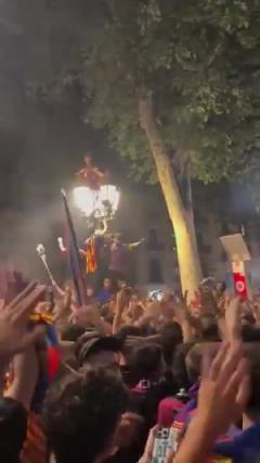 巴萨球迷高呼梅西名字庆祝夺冠