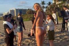 好家伙，这身排骨！库里教妹布林克性感泳衣写真，这也太瘦了