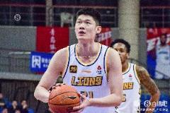 胡金秋13中9高效空砍27分14篮板关键打板三分追平