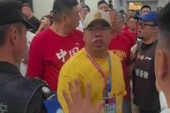后续来了！有一个球迷直接手打首钢工作人员脸部并打掉记者手机