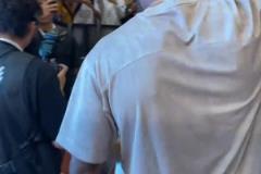 拉塞尔 中国行与粉丝双向奔赴！得到亲签球迷哭成泪人！