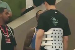 看看谁来了！拉塞尔观战CBA总决赛，身穿曾凡博球衣为其加油！