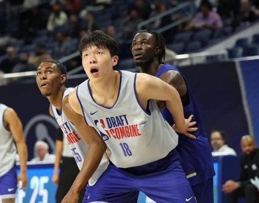 ESPN模拟选秀，杨瀚森第41顺位被勇士选中，崔永熙当面鼓励