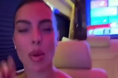 这啥魅女表情！乔治娜叽里呱啦说了一堆…这身材确实是有料啊
