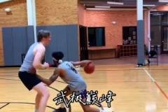 亚历山大被问及是什么促使爱德华兹 13 投 5 中砍下 18 分时？