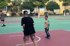 美式哥的投篮视频，我以为他要去摸板，结果是摸篮球后面那个支架