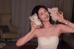 女篮球员卓识晒米白抹胸装：妈妈镜头下的我