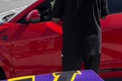 网友偶遇东契奇求签名 没想到球星的后视镜也有泥点子