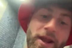 曼联球迷遭双重打击：被困毕巴厕所并被自洁系统喷透湿！