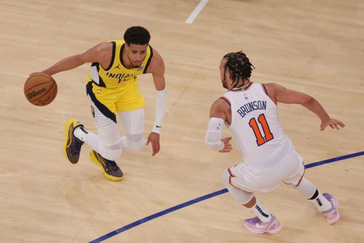 NBA季后赛尼克斯半场领先三分 西亚卡姆单节砍下16分