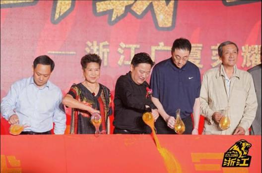 孙铭徽庆功会穿新黑西装，苏群透露背后原因