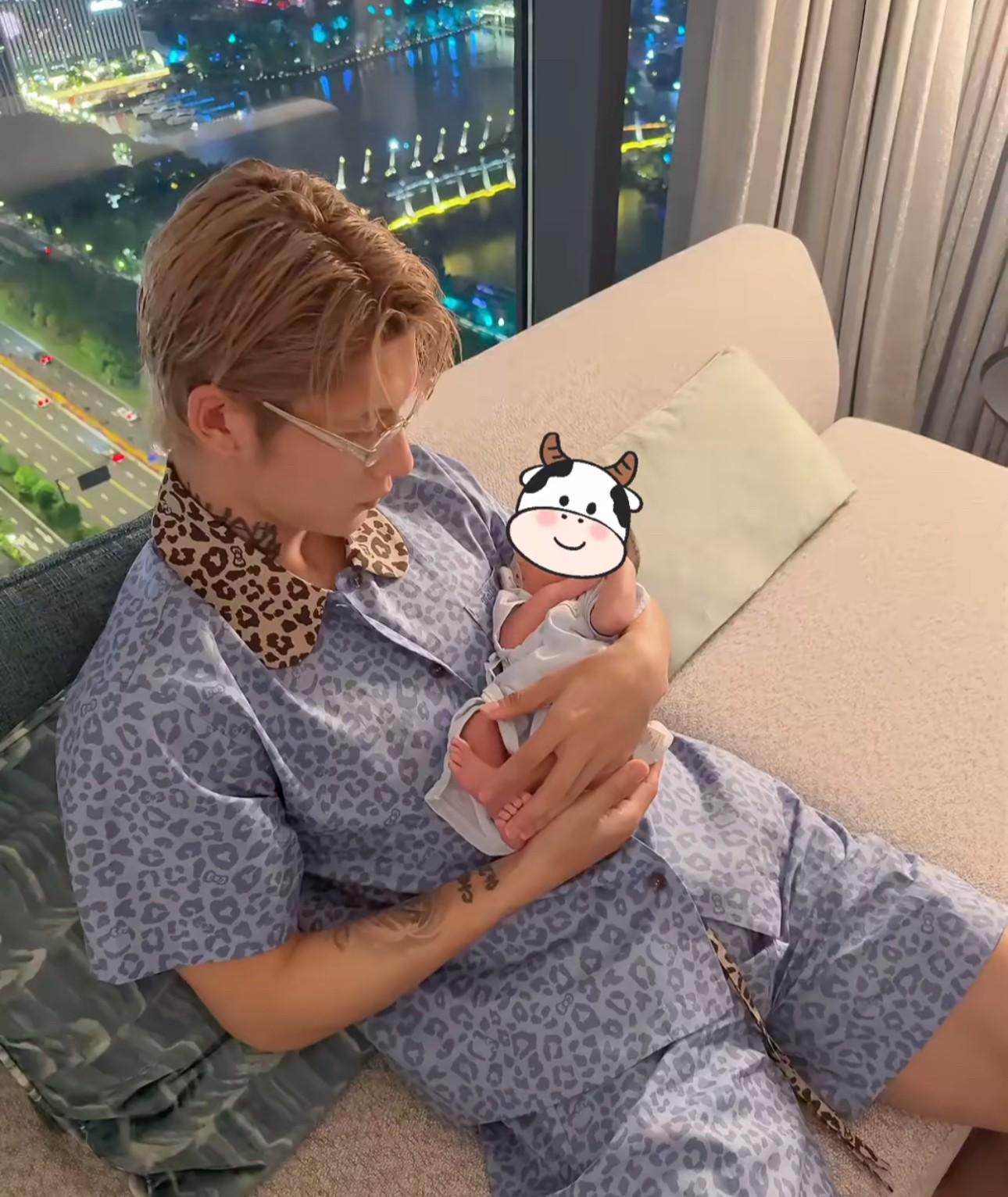 新晋父亲陈蒲晒哄娃照：吾家有囍，好事成双❤️