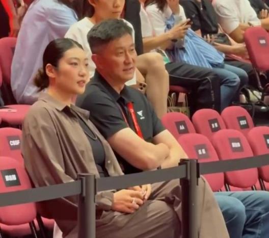 李梦现身耐高总决赛，打扮惊艳与杜锋热情互动